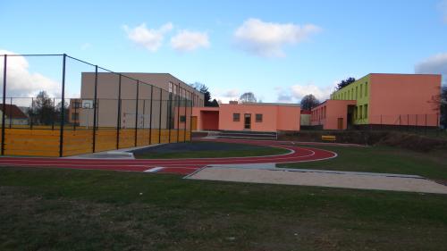 Průběh stavby nového sportovního areálu u Základní školy v Dolních Kralovicích